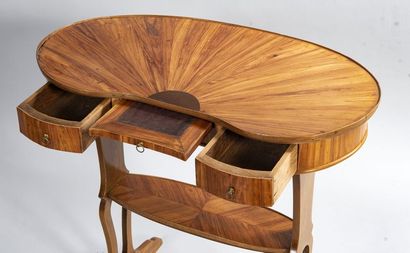 Table rognon et bois de placage et marqueterie....