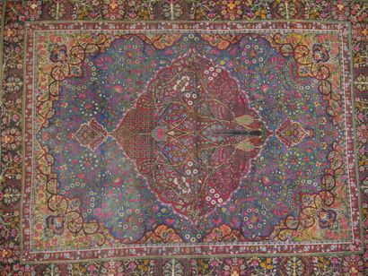 Grand tapis en laine et coton à décor géométrique...