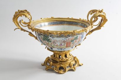 Coupe sur piédouche en porcelaine à décor...