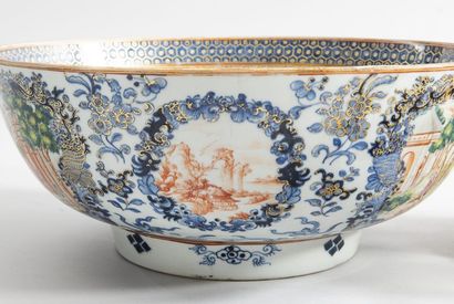Coupe sur piédouche en porcelaine à décor...