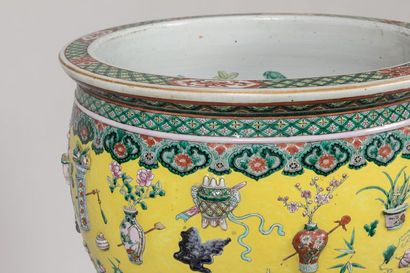 CHINA - Late 19th century
Large polychrome...