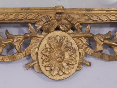 Important miroir en bois sculpté et doré,...