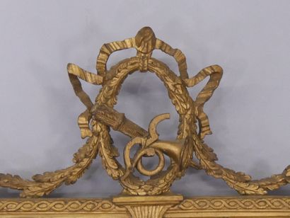 Important miroir en bois sculpté et doré,...