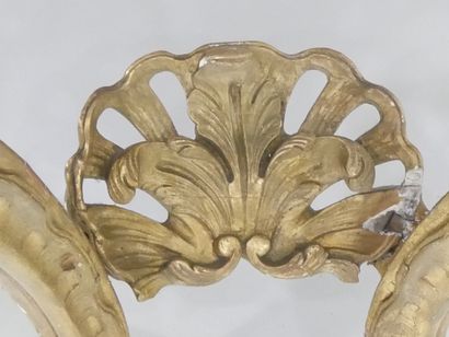 Console en bois doré à façade en arbalète....
