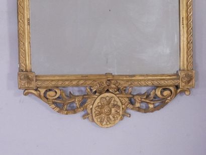 Important miroir en bois sculpté et doré,...