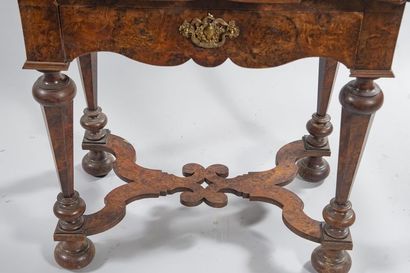 Table en ronce de noyer, placage et filets,...