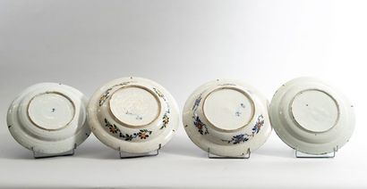 4 plats à décor de personnages et de fleurs...