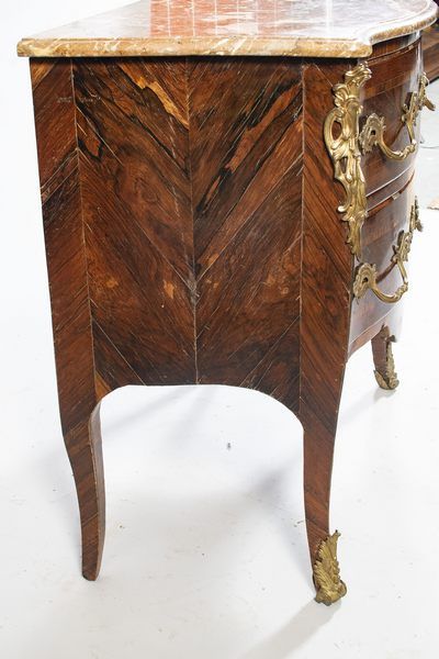 Commode en placage de bois de rose et palissandre...