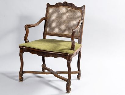 Fauteuil à fond de canne en hêtre à entretoise....