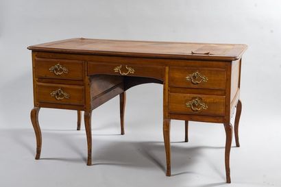 Bureau plat à caissons en merisier reposant...