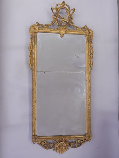 Important miroir en bois sculpté et doré,...