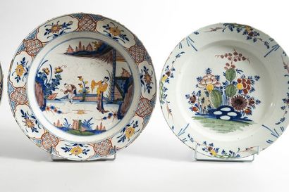 4 plats à décor de personnages et de fleurs...