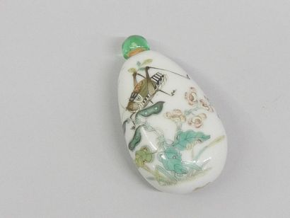Tabatière oblongue en porcelaine ornée d'un...