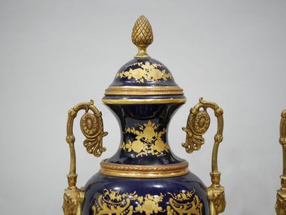 Paire de vases couverts en porcelaine à fond...