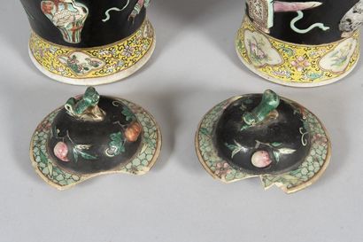 CHINE, Canton - XIXe siècle
Paire de potiches...