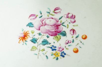 Coupe sur piédouche en porcelaine à décor...