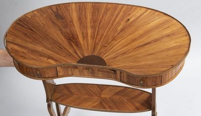 Table rognon et bois de placage et marqueterie....