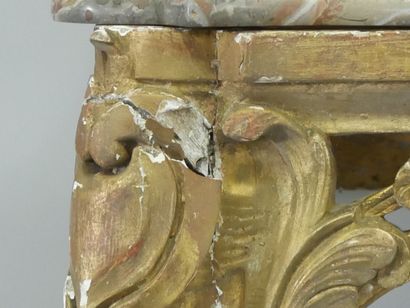 Console en bois doré à façade en arbalète....