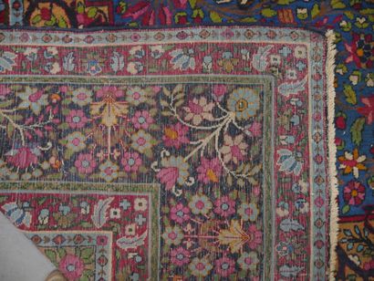 Grand tapis en laine et coton à décor géométrique...