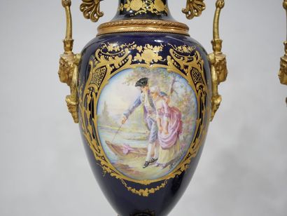Paire de vases couverts en porcelaine à fond...