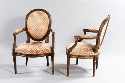 2 fauteuils à dossiers médaillon en hêtre,...