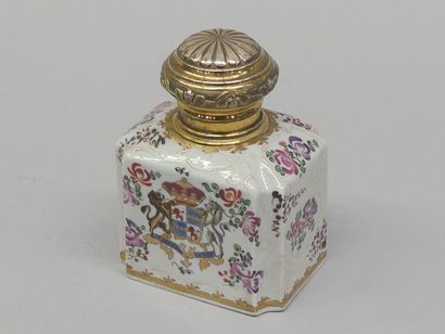 Flacon quadrangulaire en porcelaine à décor...