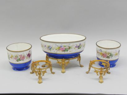 Garniture de 3 pièces à décor floral en porcelaine...