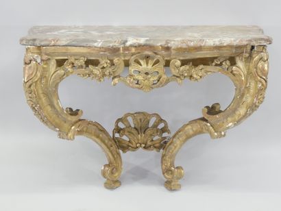 Console en bois doré à façade en arbalète....