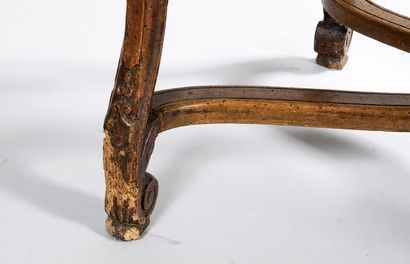 Fauteuil à fond de canne en hêtre à entretoise....