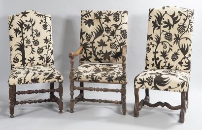 Fauteuil en noyer reposant sur un piètement...