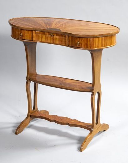 Table rognon et bois de placage et marqueterie....