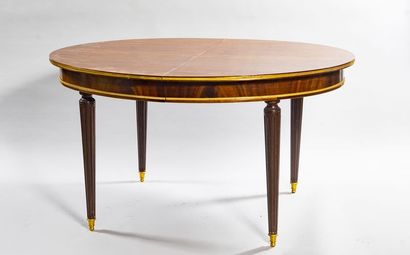 Table ovale à bandeau et trois allonges en...