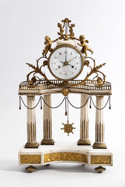 Pendule portique en marbre et bronze reposant...