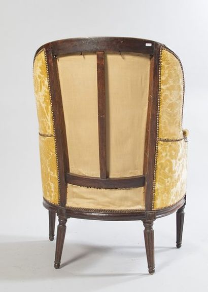 Walnut gondola bergère resting on 4 short,...