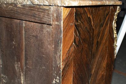Commode en placage de bois de rose et palissandre...