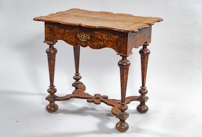 Table en ronce de noyer, placage et filets,...