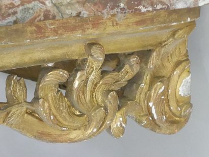 Console en bois doré à façade en arbalète....