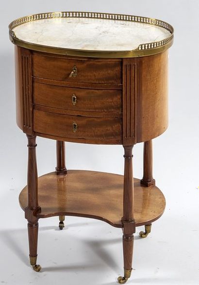 Table tambour ovale en acajou et placage....