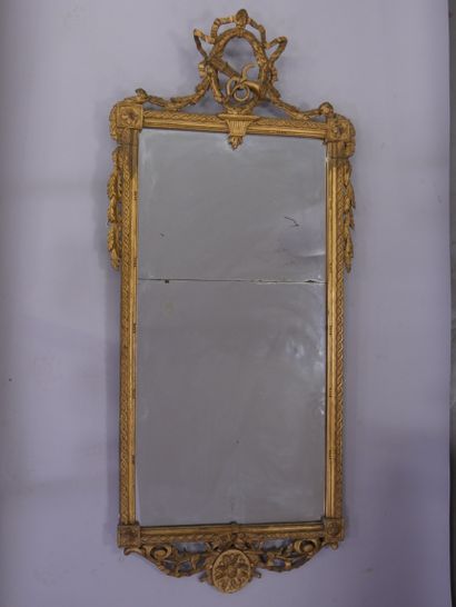 Important miroir en bois sculpté et doré,...