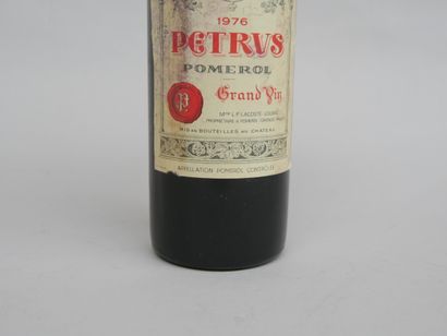 1 B PETRUS 1976 Pomerol (M.E+; e.t.h à e.l.a;...