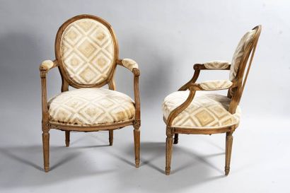 Deux fauteuils pouvant former paire à dossiers...