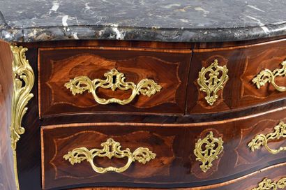 Commode à façade et côtés galbés en palissandre,...