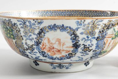 Porcelain pedestal bowl, decorated in reserves...