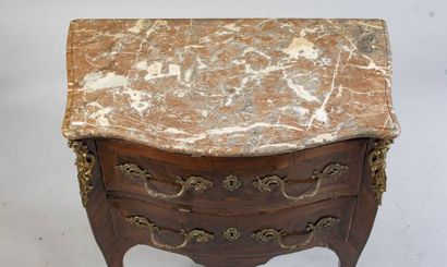 Commode en placage de bois de rose et palissandre...