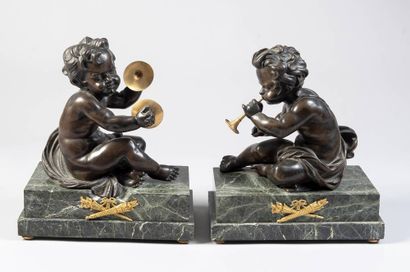 Paire de statuettes en bronze ciselé, patiné...