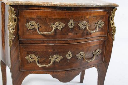 Commode en placage de bois de rose et palissandre...
