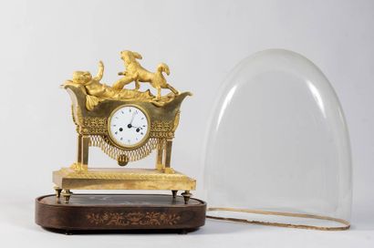 Rare pendule en bronze ciselé et doré représentant...