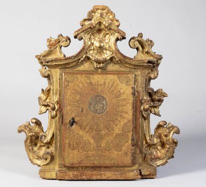 Tabernacle en bois doré ouvrant à une porte...