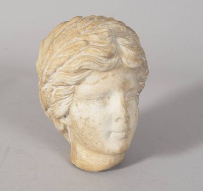 Époque moderne, Tête féminine, marbre, H....
