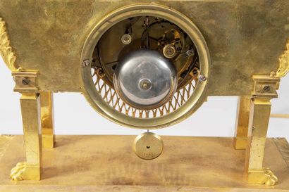 Rare pendule en bronze ciselé et doré représentant...